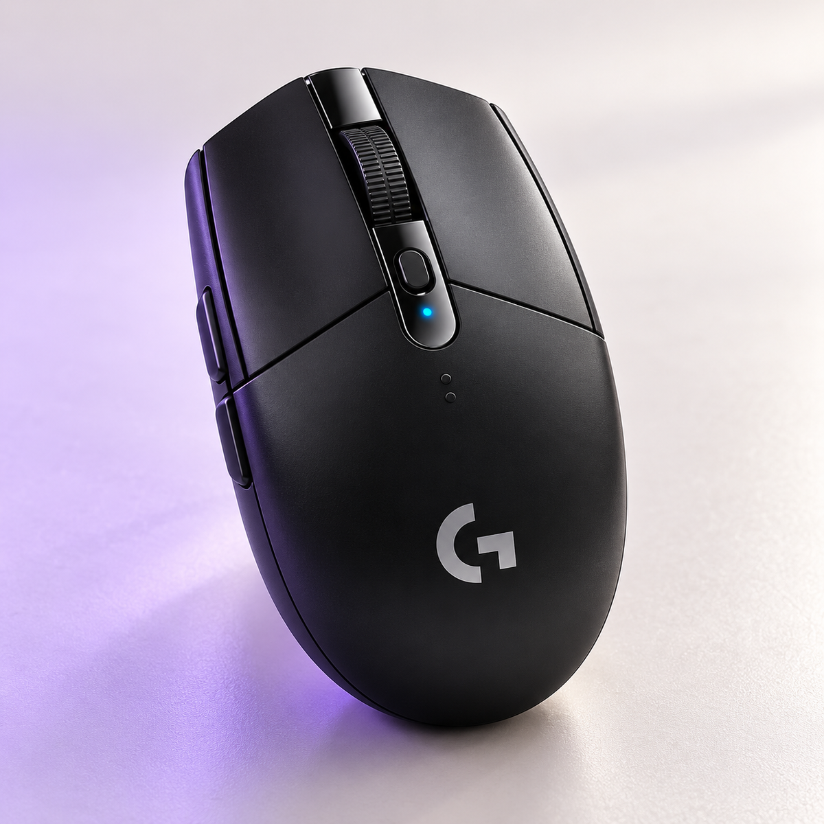 עכבר גיימינג אלחוטי Logitech G305 LIGHTSPEED על רקע סטודיו בהיר